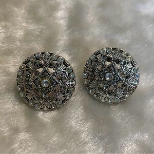 🍀VTG Avon Silver Tone Clip On Earrings with Cutout Design